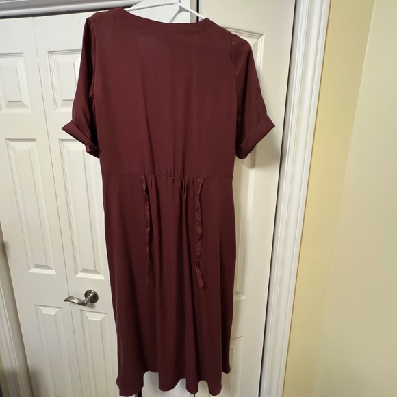 Elegant Burgundy Button-Down Dress - Picture 5 of 11